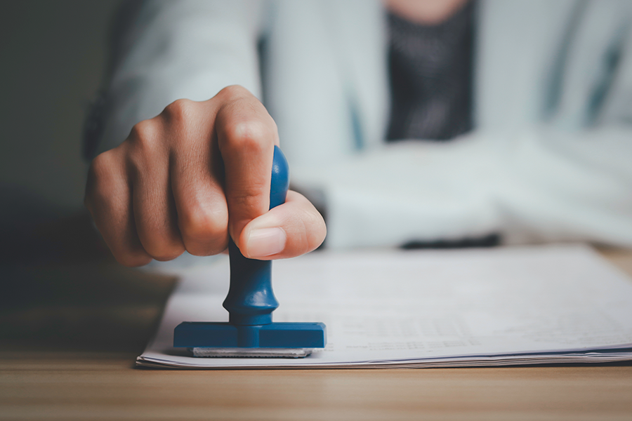 Mano timbrando un reglamento