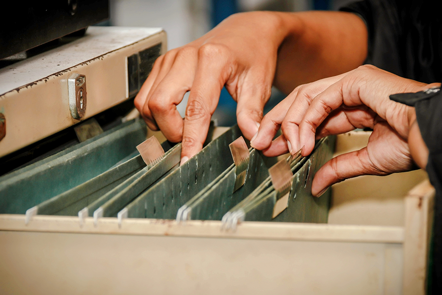 Manos revisando archivos