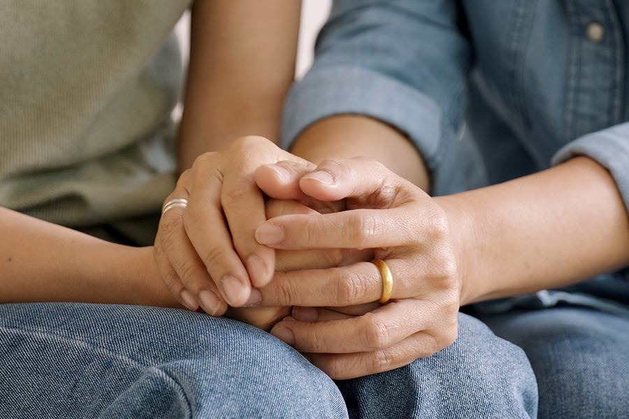 Manos conteniendo a otras