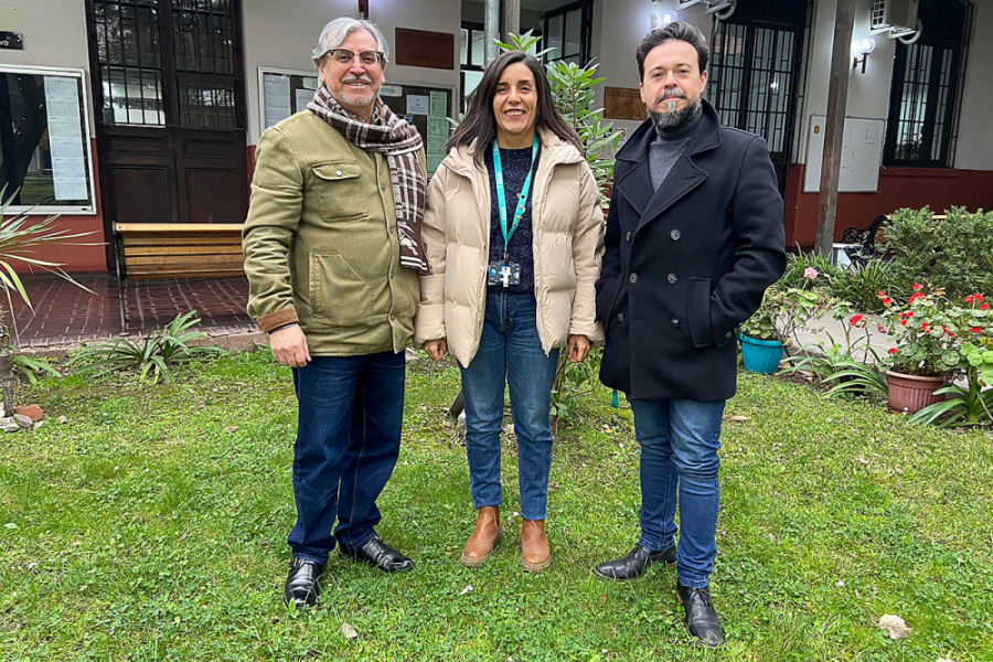 En la fotografía aparece del programa recientemente acreditado por 5 años. En el centro de la imagen aparece la coordinadora del programa, Dra. Natalia Ferrada Quezada