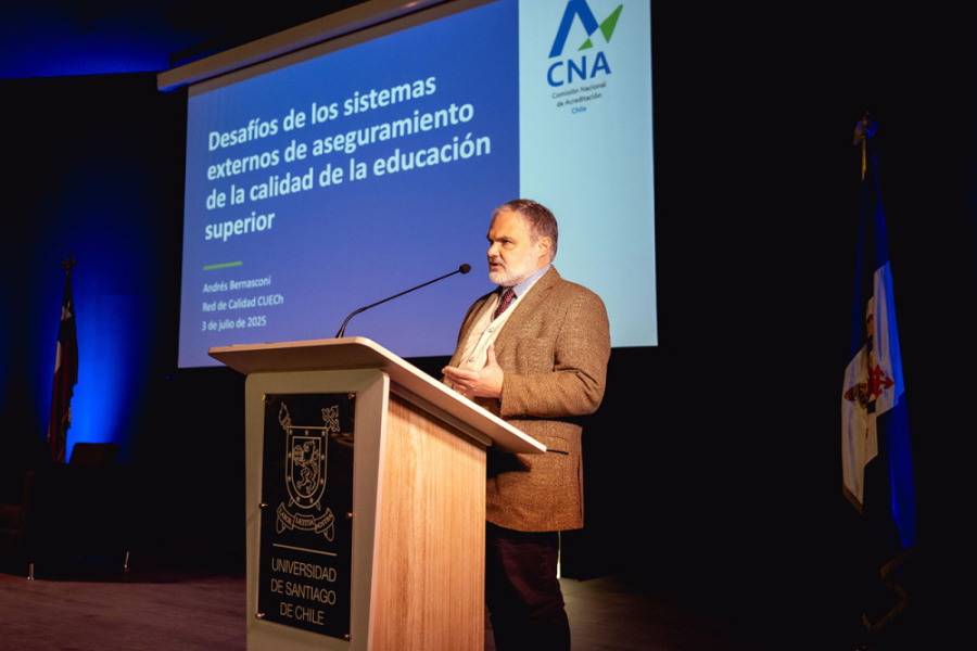 Andrés Bernasconi Ramírez, Presidente de la CNA, se dirige al público desde le podio principal de la actividad.