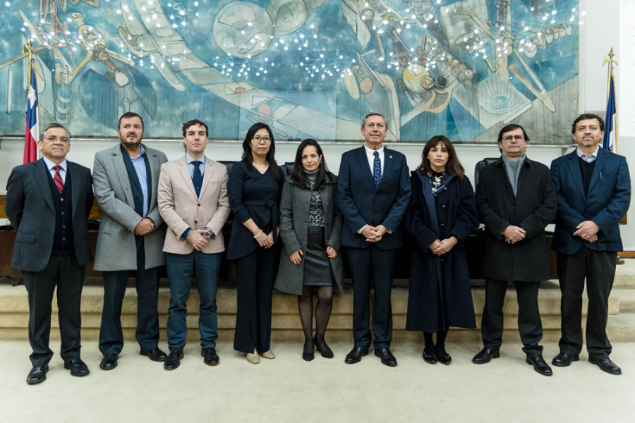 Autoridades del evento posan frente al cuadro de Roberto Matta en el Salón de Honor Usach