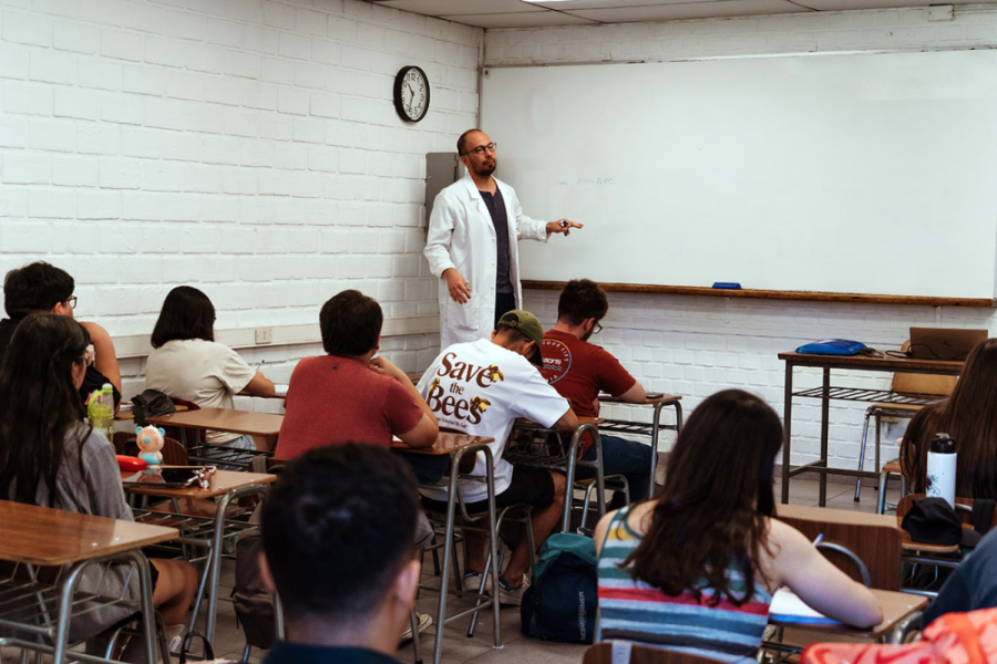 Profesor en sala de clases con estudiantes
