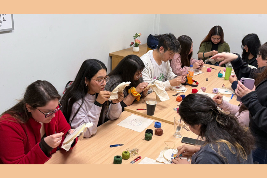 Estudiantes participan del taller. Son 10 jóvenes que aparecen en el espacio destinado a la actividad