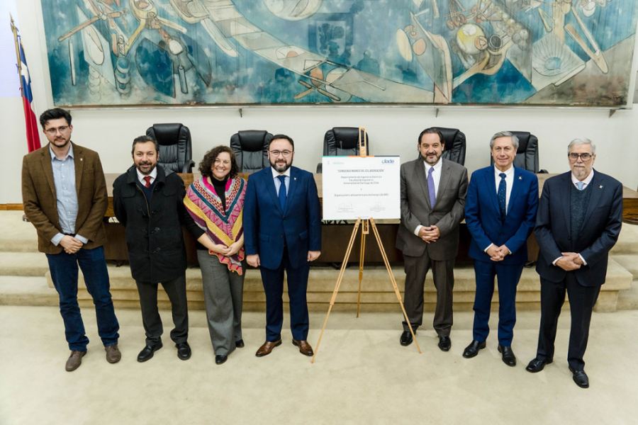 Autoridades Usach y de la organización Olade firman acuerdo en el Salón de honor de nuestra corporación. De fondo lluce el cuadro de Roberto Matta.