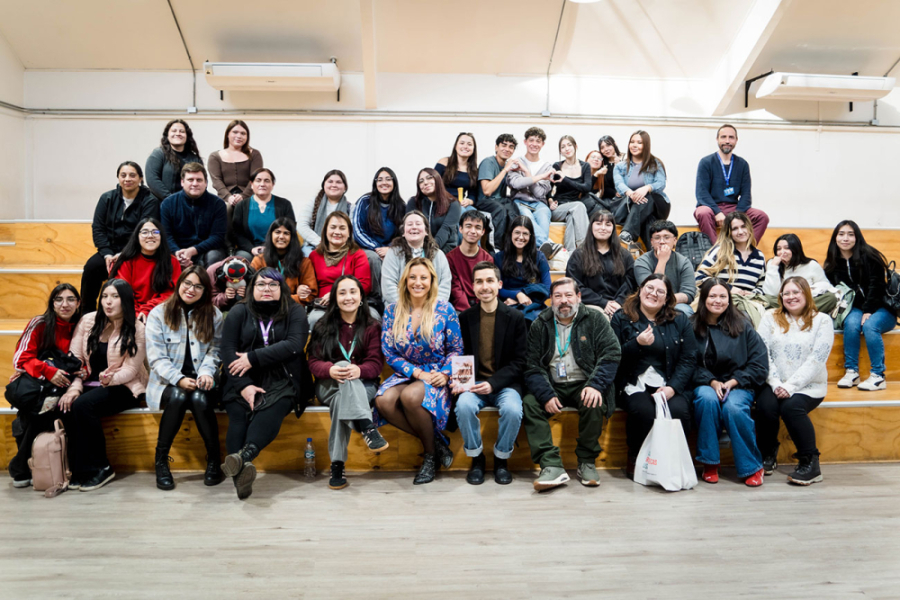 Trinidad Cerda compartiendo con estudiantes Usach en el Espacio Ágora de la Biblioteca Central