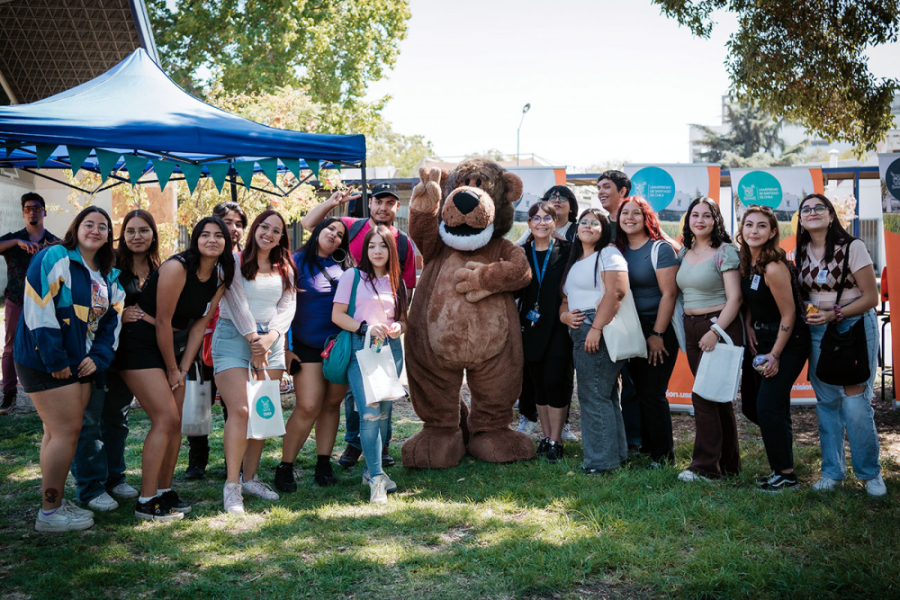 En la fotografía aparece Usachín rodeado de estudiantes en los pastos de ciencia de nuestra universidad