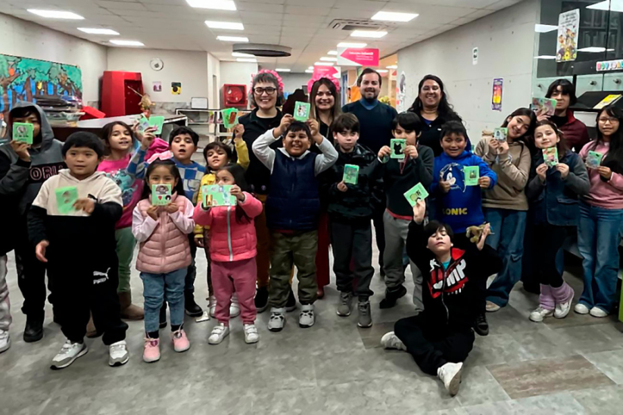 Integrantes de Cuenta Usach comparten con niños al interior de la Biblioteca Pedro Lemebel en Recoleta
