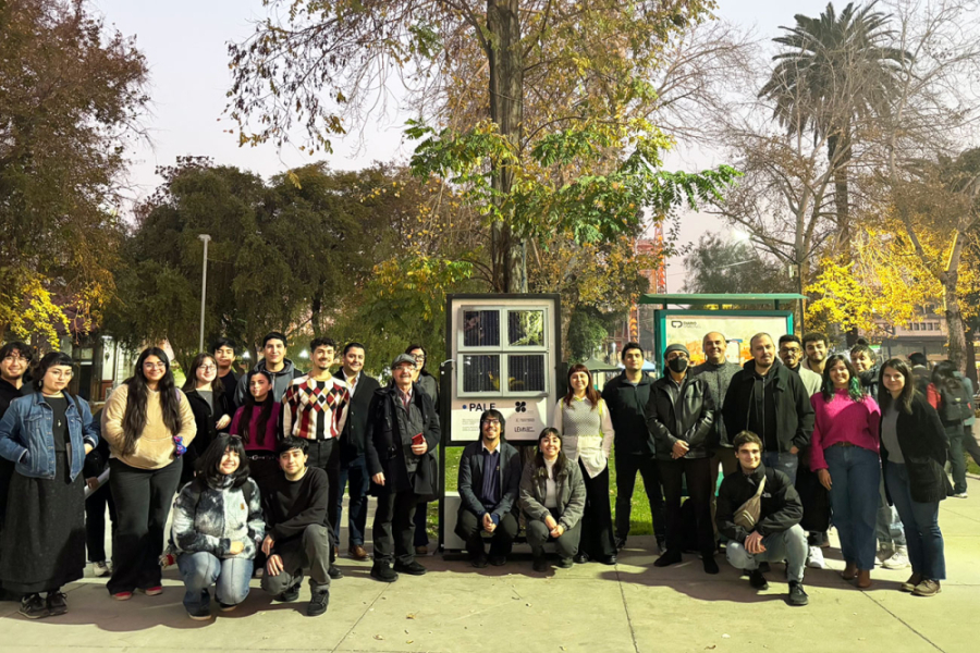 En la fotografía aparecen estudiantes y académicos del plataforma Sinapsis, plataforma universitaria de innovación abierta para el desarrollo sostenible y orientada a conectar el talento de su comunidad con problemáticas reales del entorno.  De fondo, una palmera y otros árboles correspondiente al sector de Jotabeche de nuestro Campus