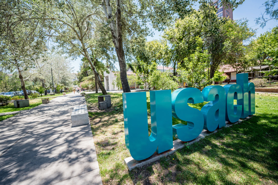 Letras gigantes USACH en color verde esmeralda en los pastos de entrada al sector jotabeche de nuestra universidad