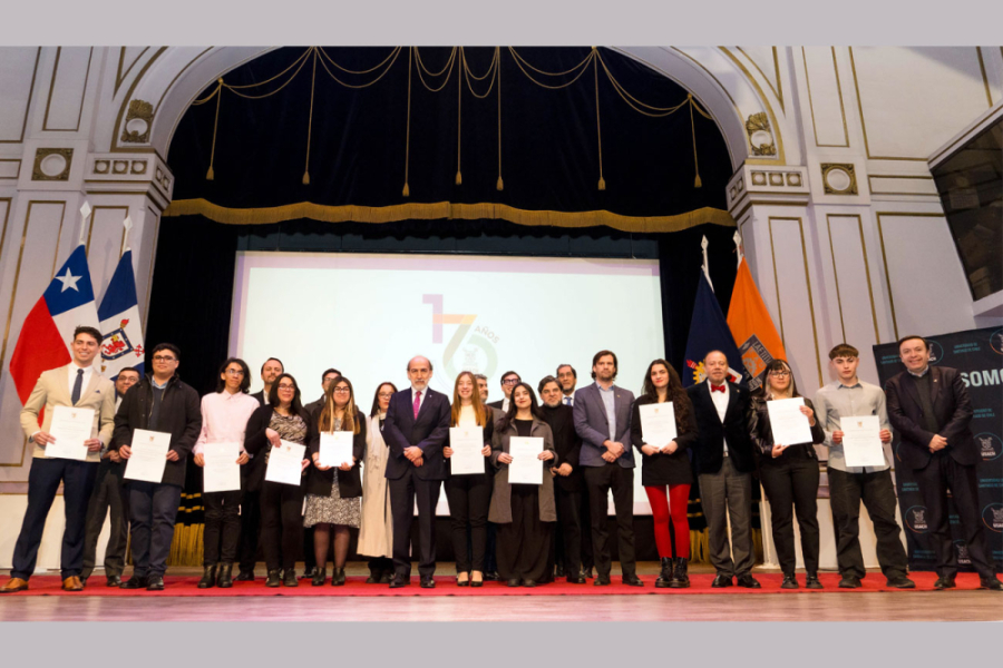 Rector posa junto a decanos y mejores estudiantes por Facultad en el Teatro Aula Magna de nuestra Universidad