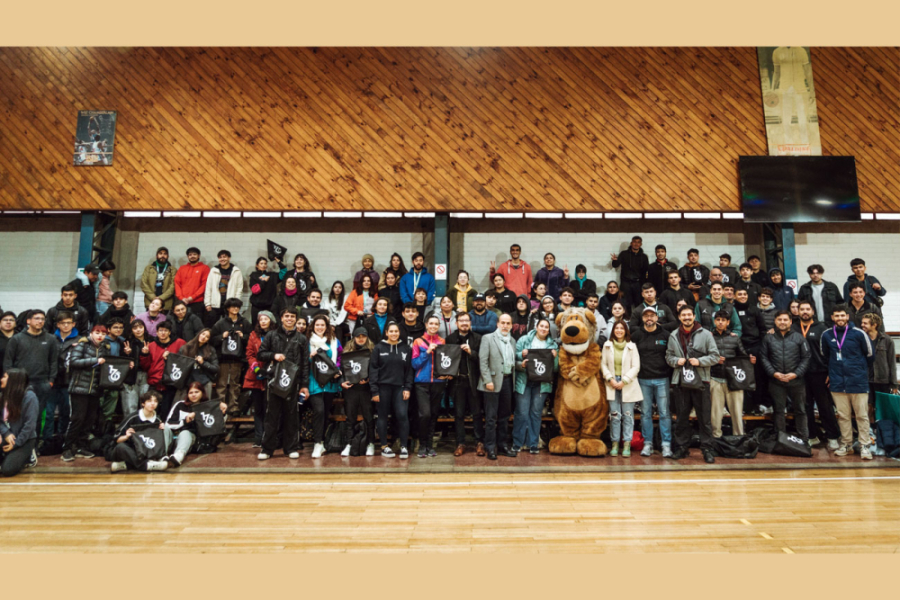 Comunidad Usach celebrar 176 años de vida en diversos espacios de la Universidad. En la fotografía aparece el Rector junto a miembros de nuestra comunidad en las galerías del Gimnasio de la Corporación