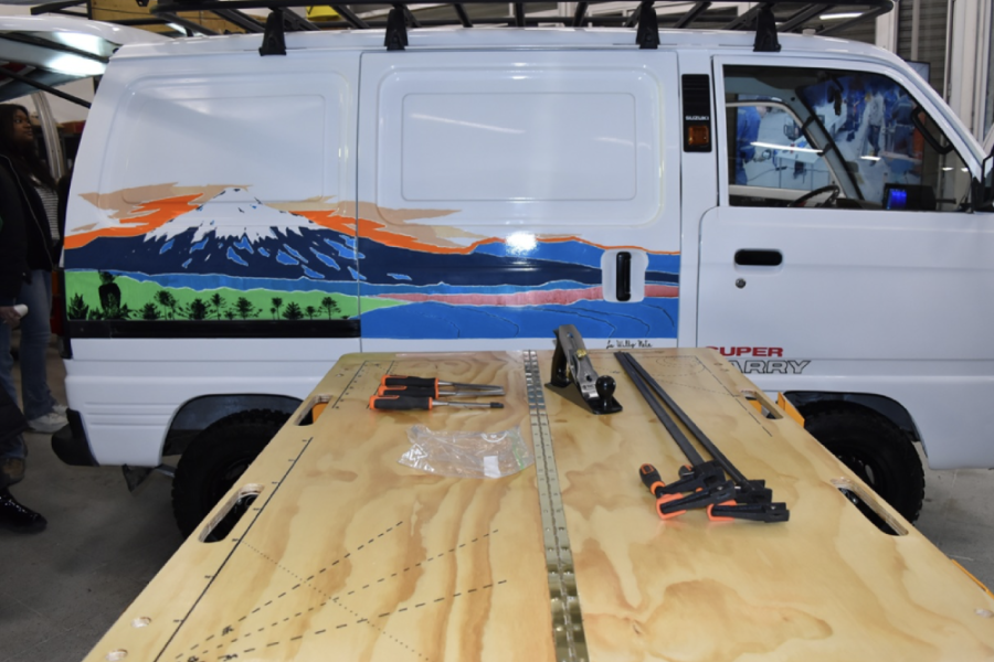 En la fotografía aparece una tabla de trabajo y un furgón móvil