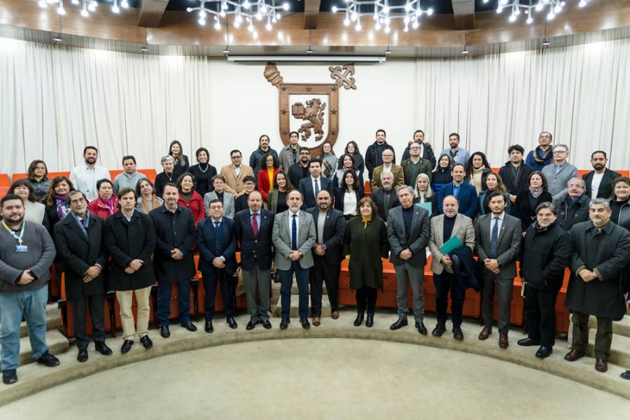 En la fotografía aparece el Rector Vidal en el Salón de Honor de la Corporación, junto a las y los representantes Usach ante la AUGM. 