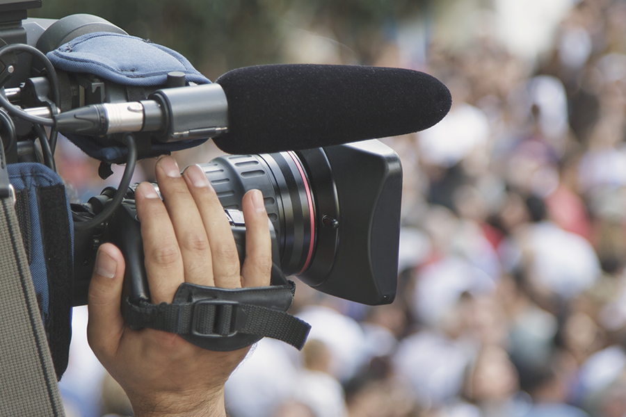 Cámara de video en primer plano en la mano del profesional audiovisual