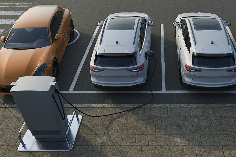 Estacionamiento con un automóvil eléctrico cargándose.