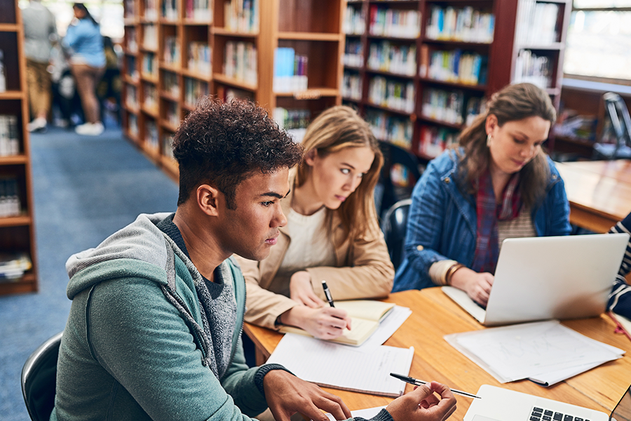 Estudiantes en la biblioteca.
