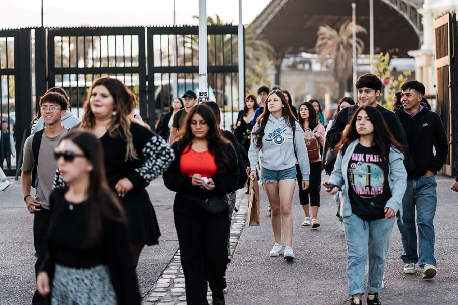Estudiantes Usach ingresando por entrada principal de la Universidad. De fondo, la estación Central.