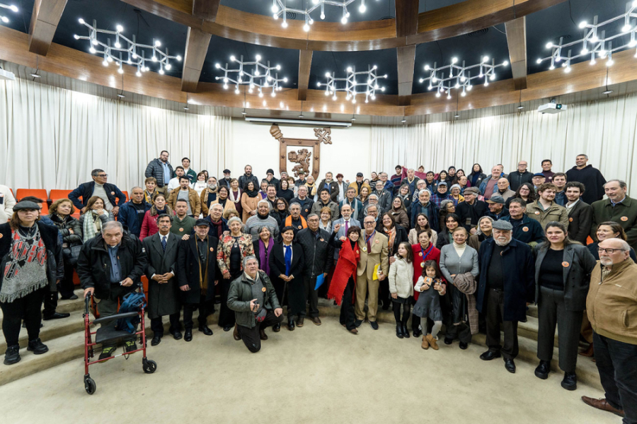La imagen muestra al rector Vidal junto a los integrantes de la Corporación Solidaria UTE-Usach, los galardonados y público asistente en el Salón de honor de la Corporación