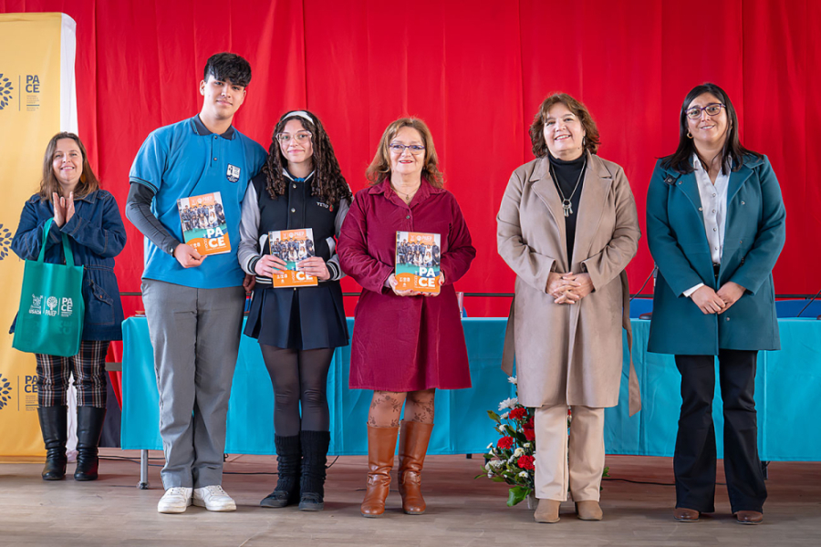 Vicerrectora Académica posa junto a participantes de actividad