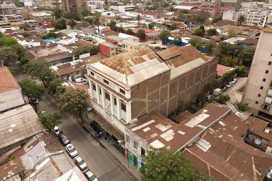 Fotografía desde el aire del Teatro Novedades en el Barrio Yungay