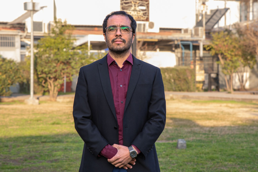 En la fotografía apareceDr. Diego Vasco, académico del Departamento de Ingeniería Mecánica. De fondo instalaciones de la Facultad.