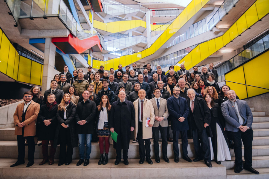 Subsecretario de educación superior, decano de la Facultad de Administración y Economía, académicos y estudiantes posan al interior del edificio nuevo de la Facultad