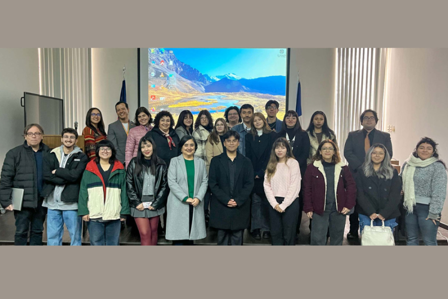 En la fotografía apareces las y los estudiantes que participaron de la jornada, junto a algunos académicos en una de las salas de actividades la Vicerrectoría de Vinculación con el Medio