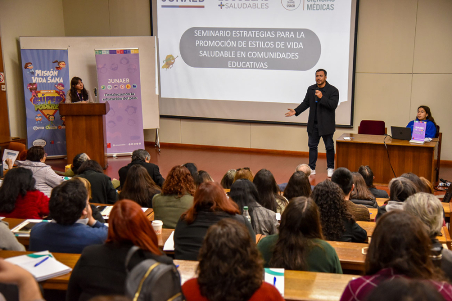 Director Metropolitano de la Junaeb se dirige a cuerpo docente y autoridades del Slep Santa Corina en Auditorio Armando Quezada de nuestra Universidad