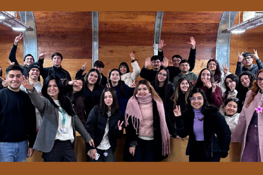 En la fotografía aparecen estudiantes del programa junto a la la Dra. Carolina Nicolas.
