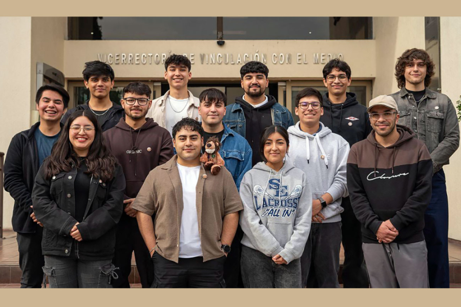 Estudiantes que llevan adelante el proyecto posan en las afueras del edificio de la Vicerrectoría de Vinculación con el Medio