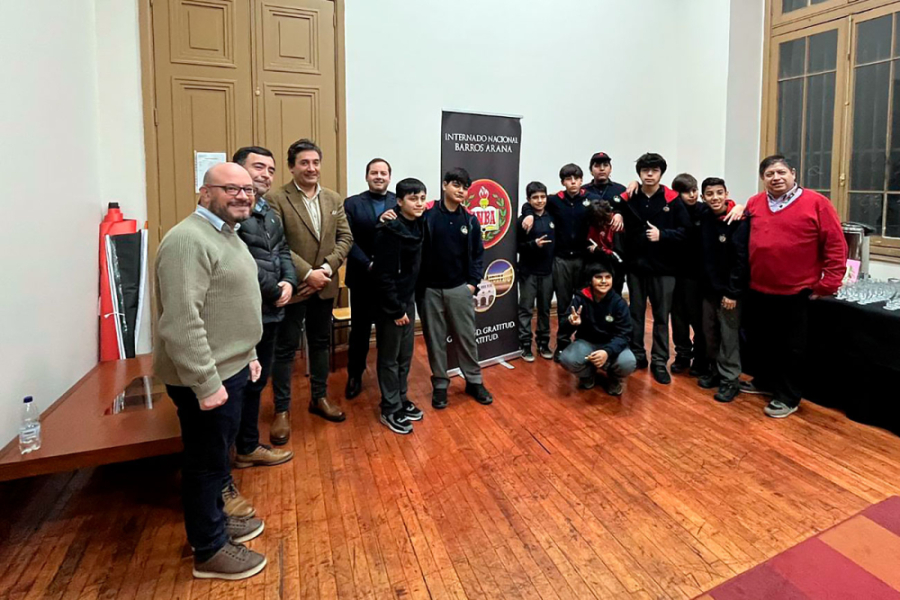 Estudiantes del Instituto Nacional Barros Arana posan a la fotografía junto a profesores del INBA y la Facultad de Ciencia