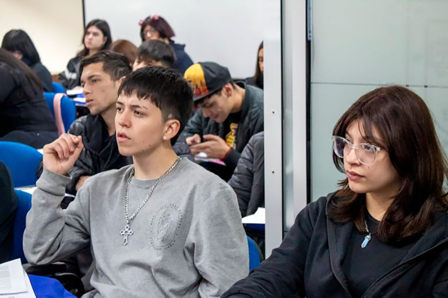 Estudiantes Usach poniendo atención a la actividad.