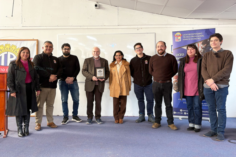 Dr. Parker aparece en la fotografía junto a otros investigadores en la U de Chile
