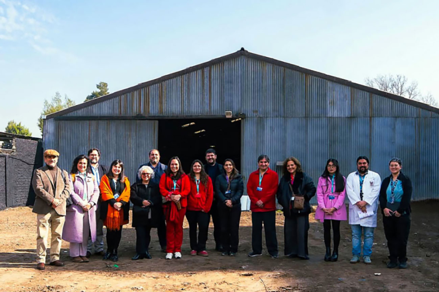 En la imagen aparece el terreno y un galpón gigante. De frente las autoridades de la Facultad de Ciencias Médicas