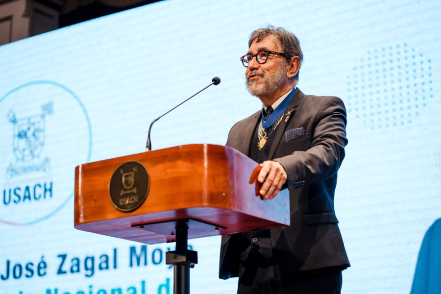 Dr. José Zagal en el podio se dirige a la audiencia.