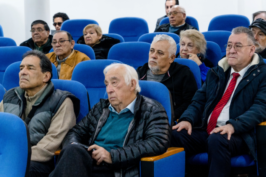 E la fotografía aparecen funcionarios y académicos asistentes al auditorio del Departamento de Ingeniería industrial Usach. Los asientos son de color azul.