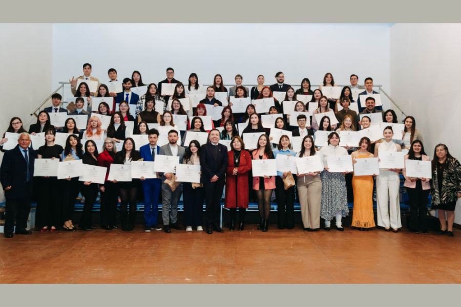 En la fotografía aparecen la última generación de Bachilleres Usach , junto a la autoridades del programa. Las y los egresados están en unas galerías en el escenario principal del Teatro Aula Magna Usach