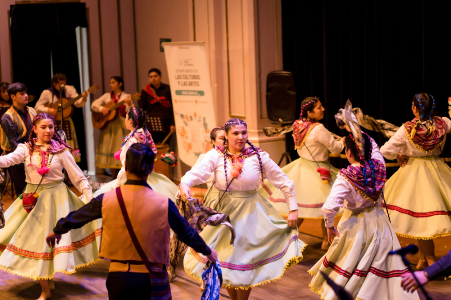 Ballet folclórico en aula magna