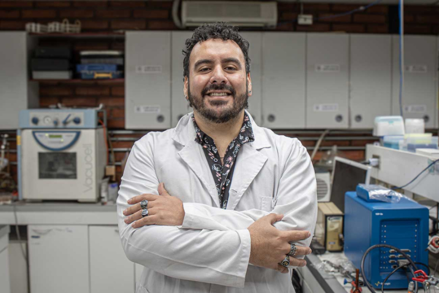 En la imagen aparece el Dr.Víctor Jiménez Arévalo, investigador de la Usach, vestido con un delantal blanco en su  laboratorio