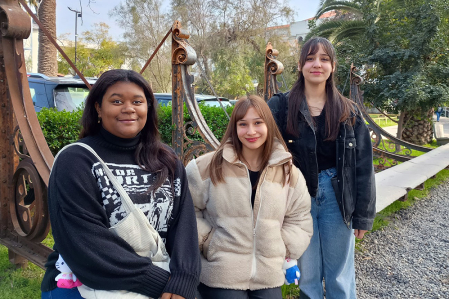 En la fotografía aparecen las estudiantes ganadoras del concursos en las afueras de la Facultad de Arquitectura y ambiente Construido