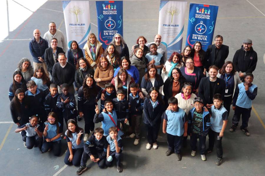 Estudiantes, profesores y directora de la Escuela San Luís de Maipú, aparecen en la fotografía junto a autoridades del Mineduc y el Centro Felix Klein Usach