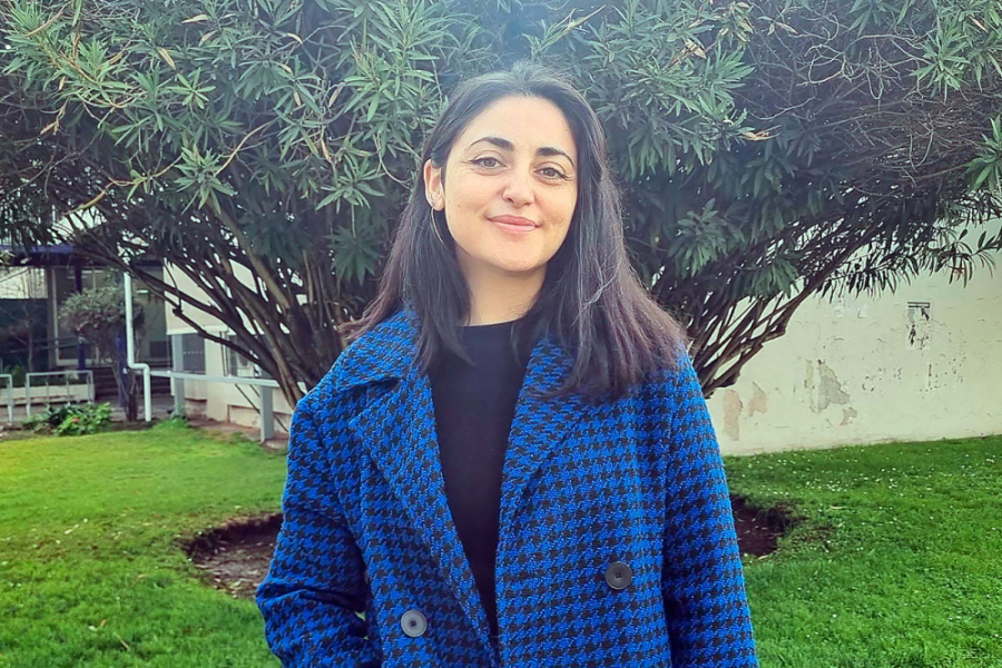 En la fotografía aparece la egresada del Magíster en Historia de la Universidad de Santiago, Claudia Deichler