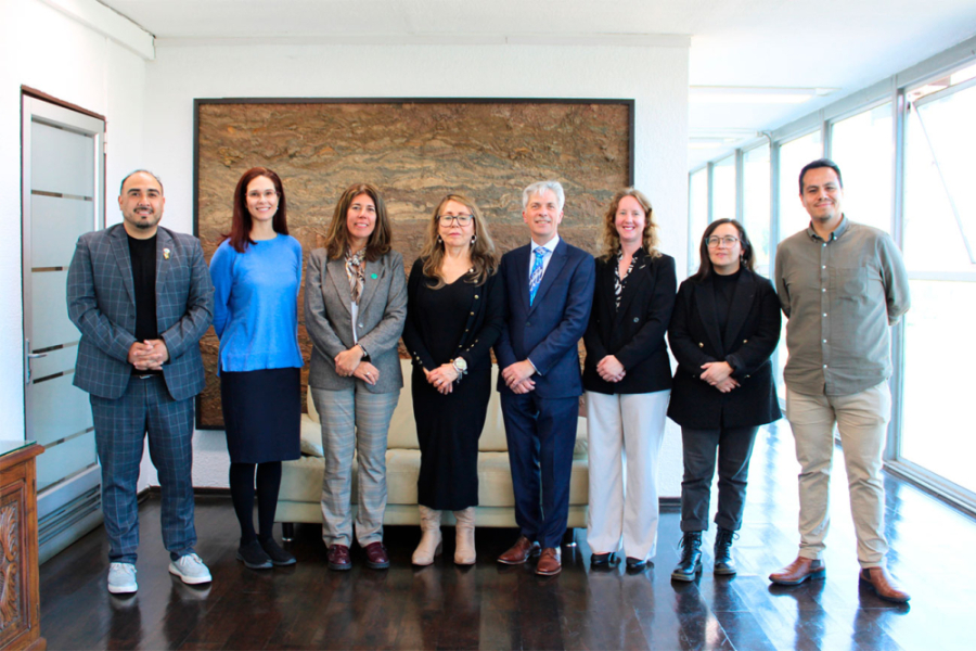 En la fotografía aparecen autoridades y representantes de la Agencia Nacional de Investigación y Desarrollo (ANID), la Universities New Zealand (UNZ) y nuestra casa de estudios en el hall del segundo piso de la Casa Central Usach