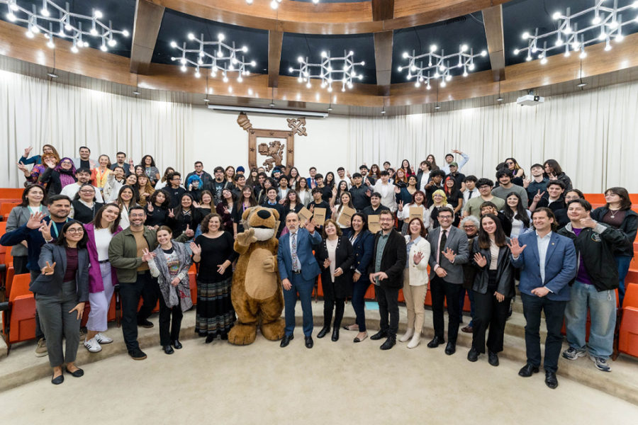 Rector Vidal y autoridades Usach posan junto a estudiantes de la universidad en el Salón de Honor de la Corporación
