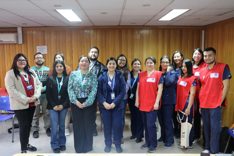 En la fotografía aparecen estudiantes y académicos de la Escuela de Enfermería