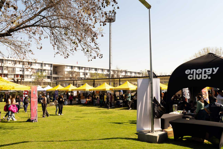 En la imagen aparece unos toldos amarillos que forman la Feria de Servicios de Bienestar en los pastos de Ciencia de nuestra universidad