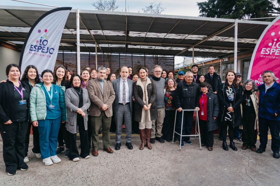En la fotografía aparecen el Rector Vidal, el decano de la Facultad de Ciencias Médicas, la autoridad municipal y asistentes al eventos en la fachada del edificio de salud.
