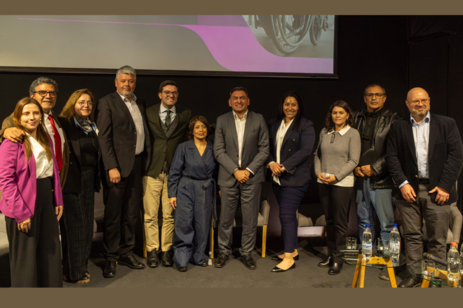 Autoridades de la Usach y la Sofofa posan a la cámara en el Primer Seminario de Inclusión Laboral de Personas con Discapacidad, 