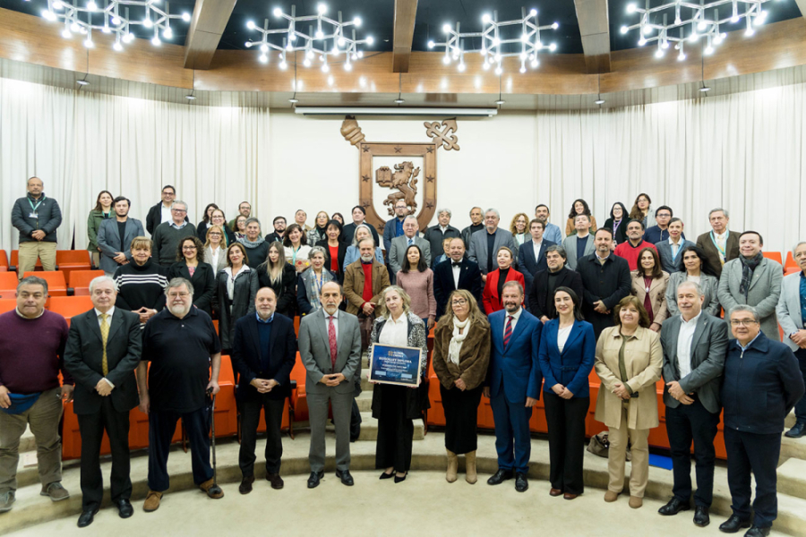 Eb la fotografía aparecen el Rector Rodrigo Vidal, junto a la sobrina del Dr. Zagal quien recibió el premio en representación de nuestro Premio Nacional.  También aparecen autoridades internacionales y la comunidad universitaria que llegó al Salón de Honor Usach